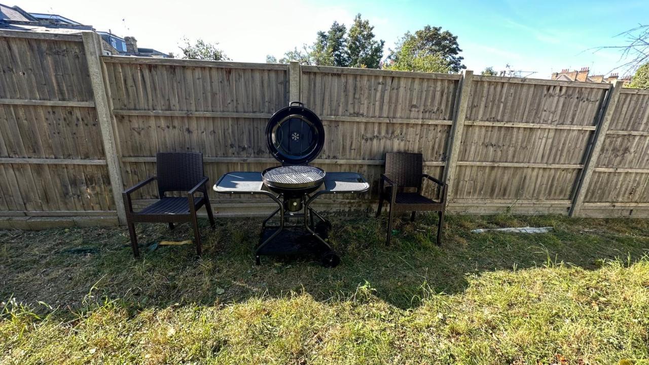 North A Spacious 7 Bedroom House Accommodating Up To 18 People Complete With Own Gym And Table Tennis * Londra