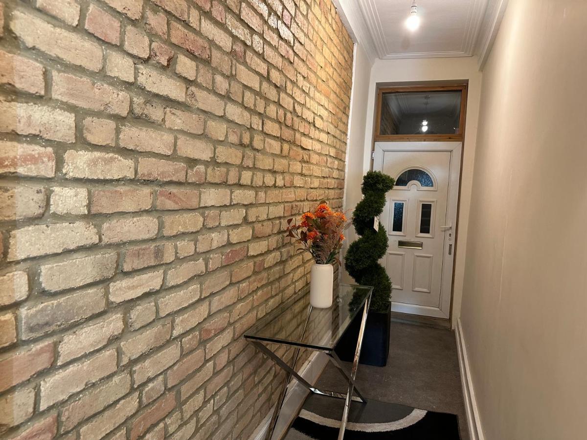 North A Spacious 7 Bedroom House Accommodating Up To 18 People Complete With Own Gym And Table Tennis Londra