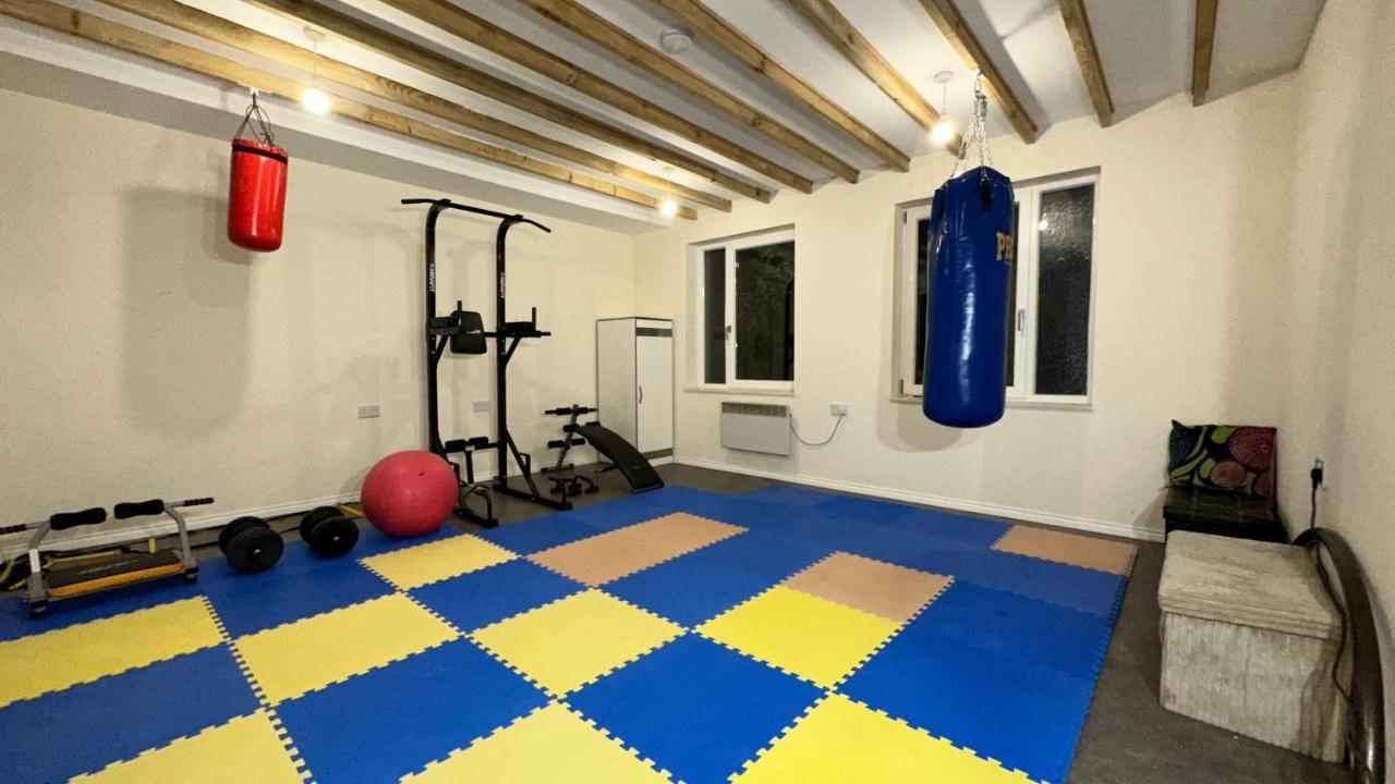 North A Spacious 7 Bedroom House Accommodating Up To 18 People Complete With Own Gym And Table Tennis Case de vacanță