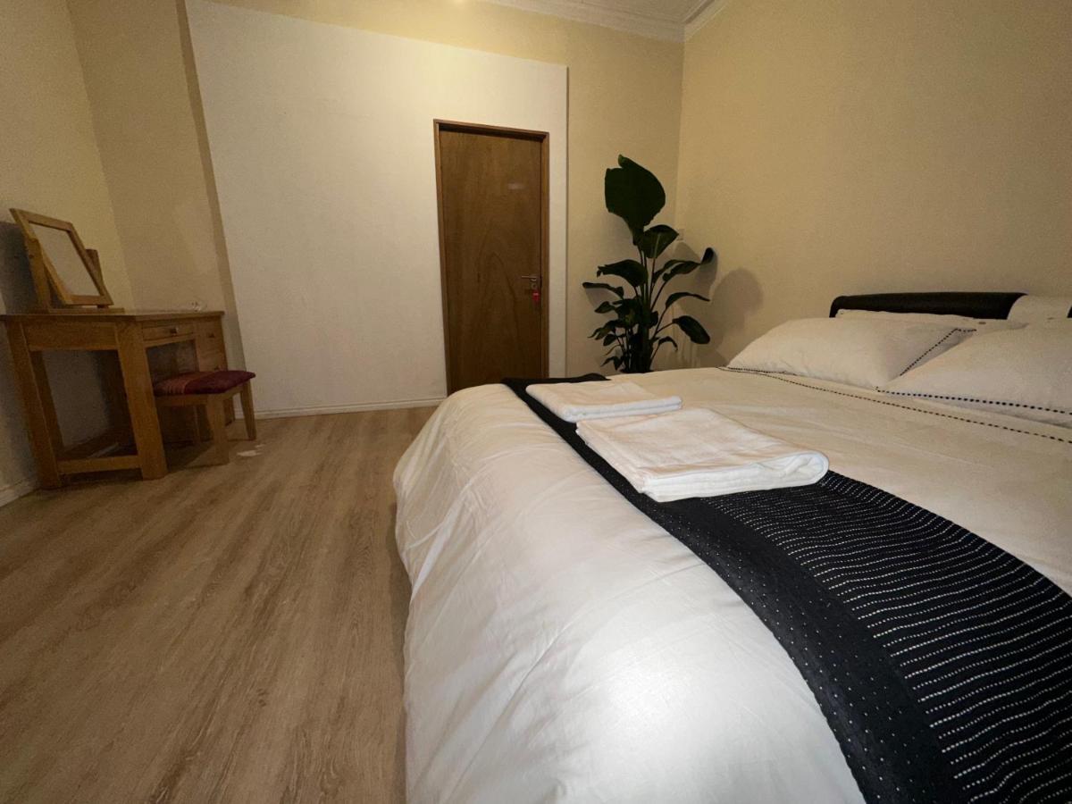 North A Spacious 7 Bedroom House Accommodating Up To 18 People Complete With Own Gym And Table Tennis Londra