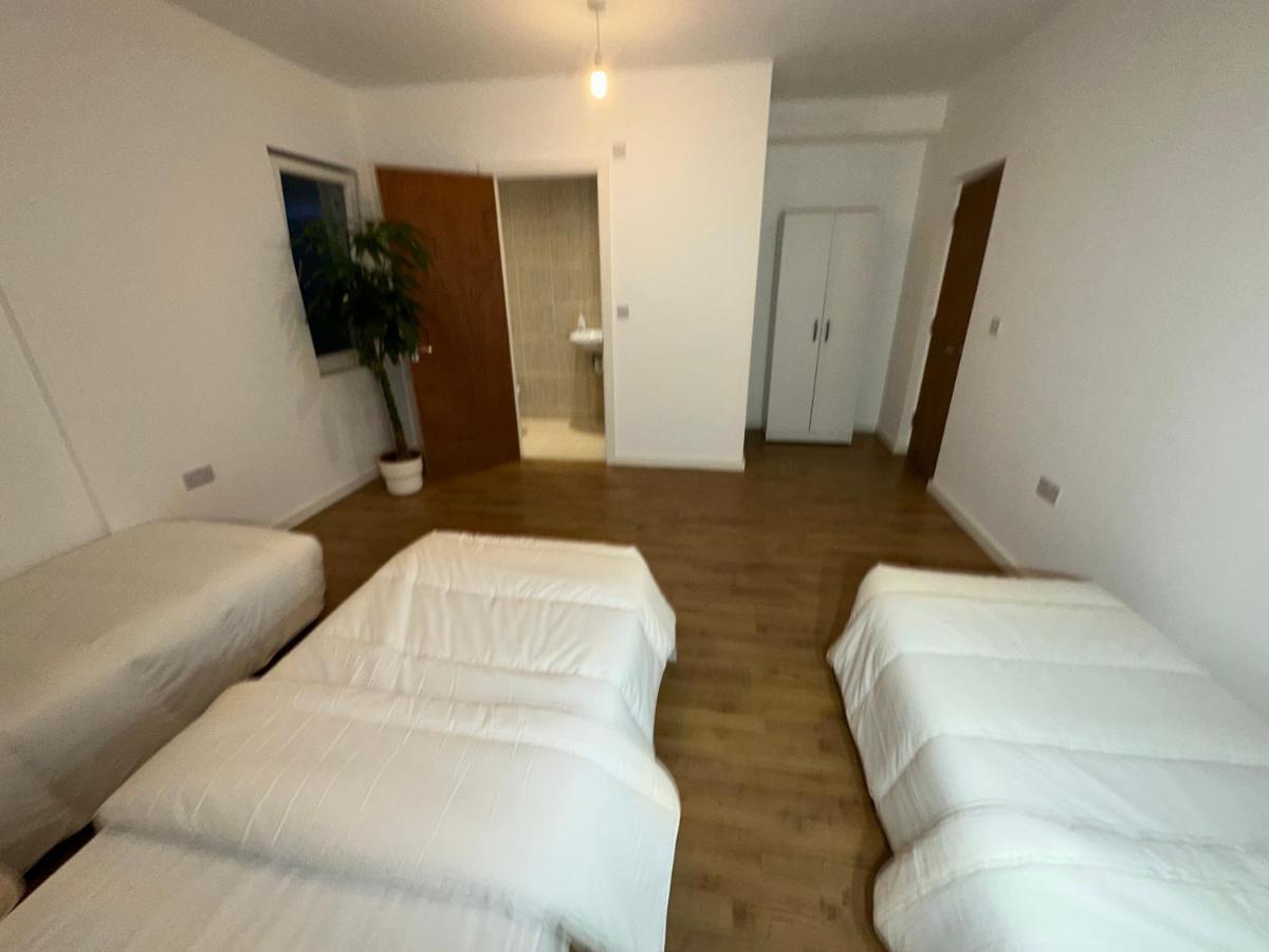 North A Spacious 7 Bedroom House Accommodating Up To 18 People Complete With Own Gym And Table Tennis Londra