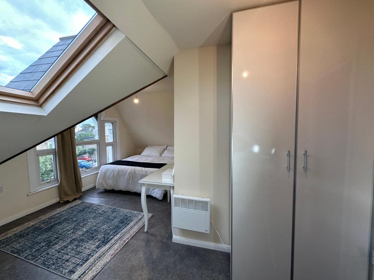 North A Spacious 7 Bedroom House Accommodating Up To 18 People Complete With Own Gym And Table Tennis * Londra