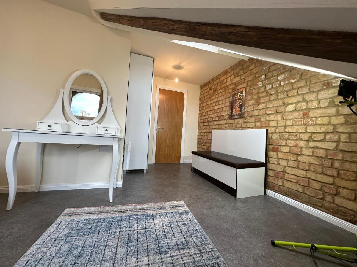 North A Spacious 7 Bedroom House Accommodating Up To 18 People Complete With Own Gym And Table Tennis * Londra