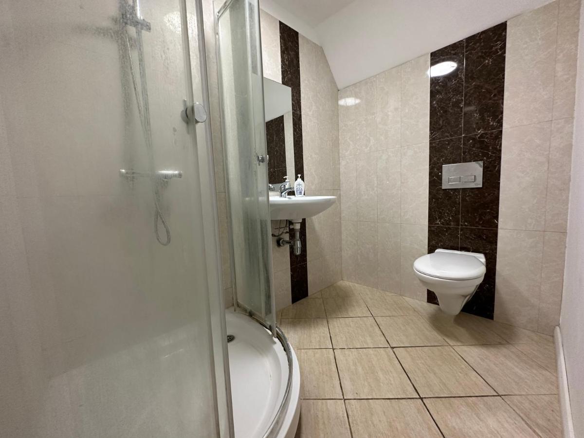 Case de vacanță North A Spacious 7 Bedroom House Accommodating Up To 18 People Complete With Own Gym And Table Tennis