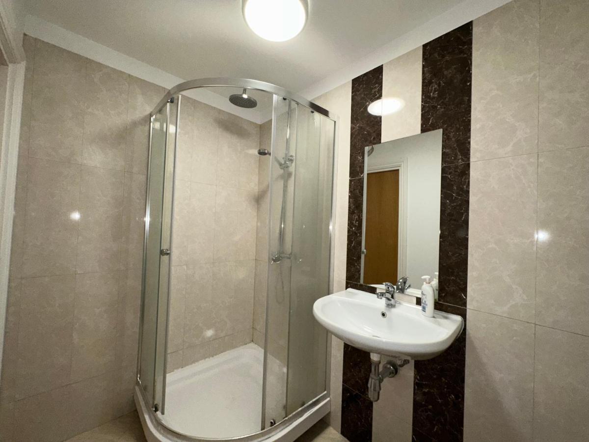 Case de vacanță North A Spacious 7 Bedroom House Accommodating Up To 18 People Complete With Own Gym And Table Tennis