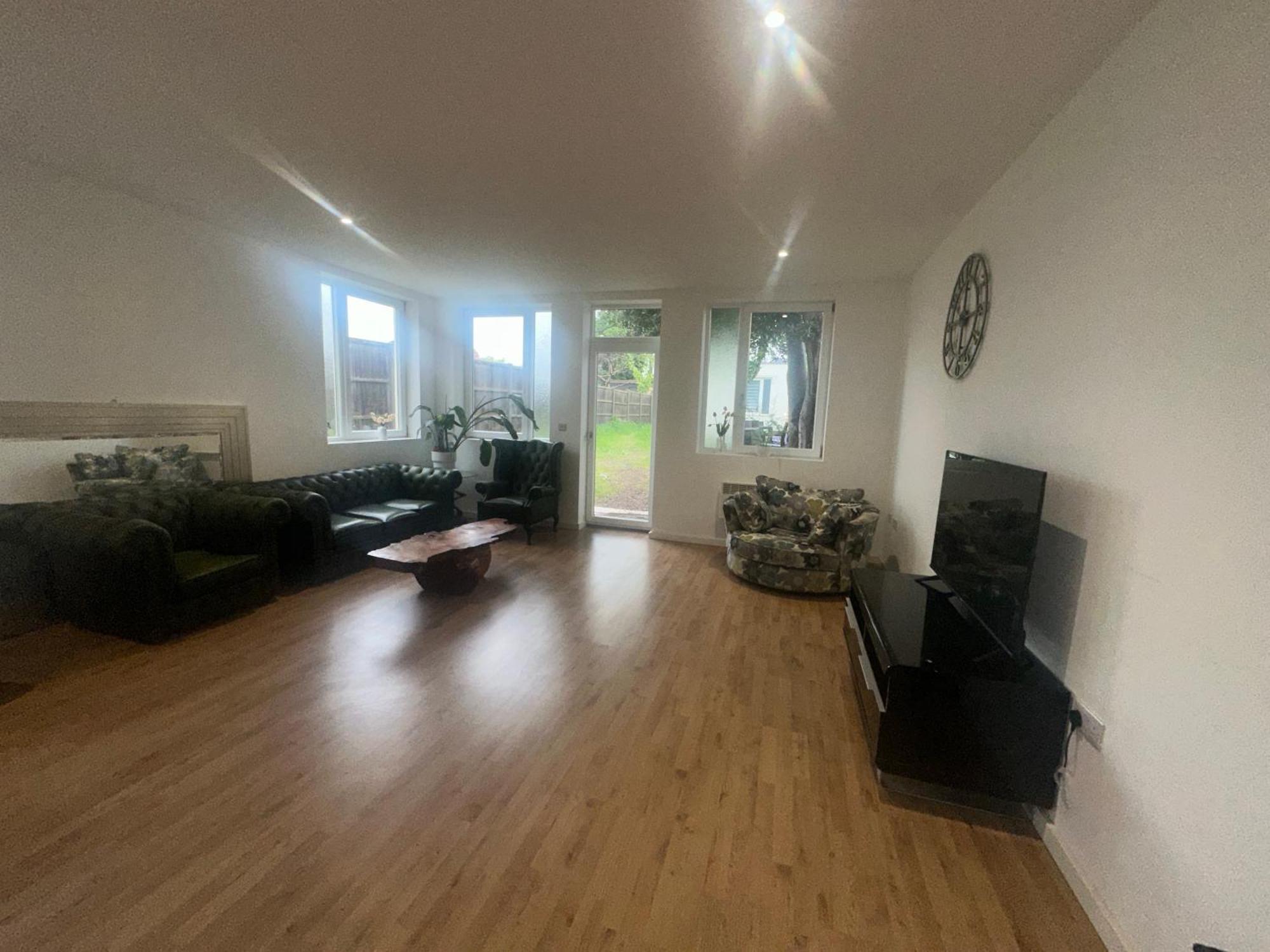 North A Spacious 7 Bedroom House Accommodating Up To 18 People Complete With Own Gym And Table Tennis Londra