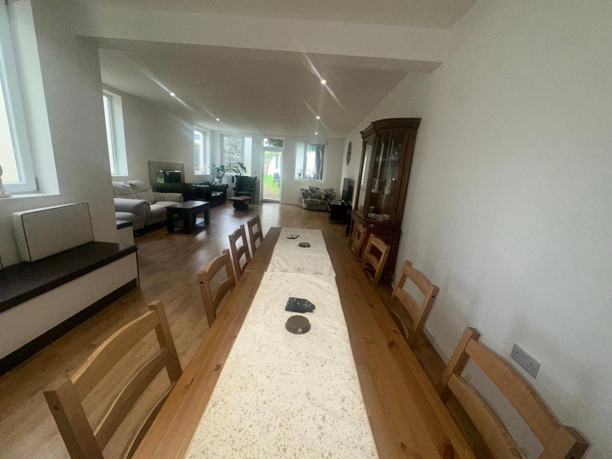 North A Spacious 7 Bedroom House Accommodating Up To 18 People Complete With Own Gym And Table Tennis Londra