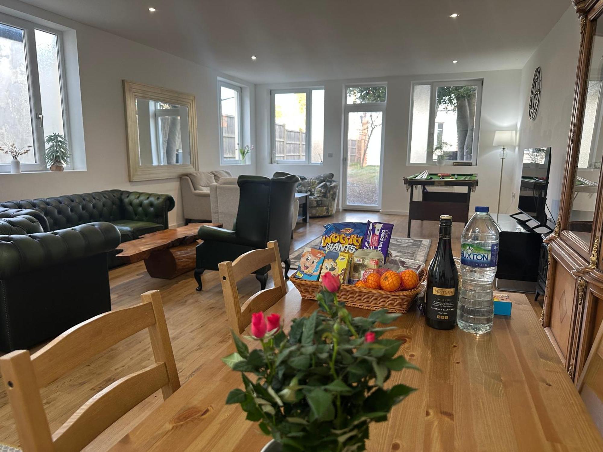 Case de vacanță North A Spacious 7 Bedroom House Accommodating Up To 18 People Complete With Own Gym And Table Tennis Londra