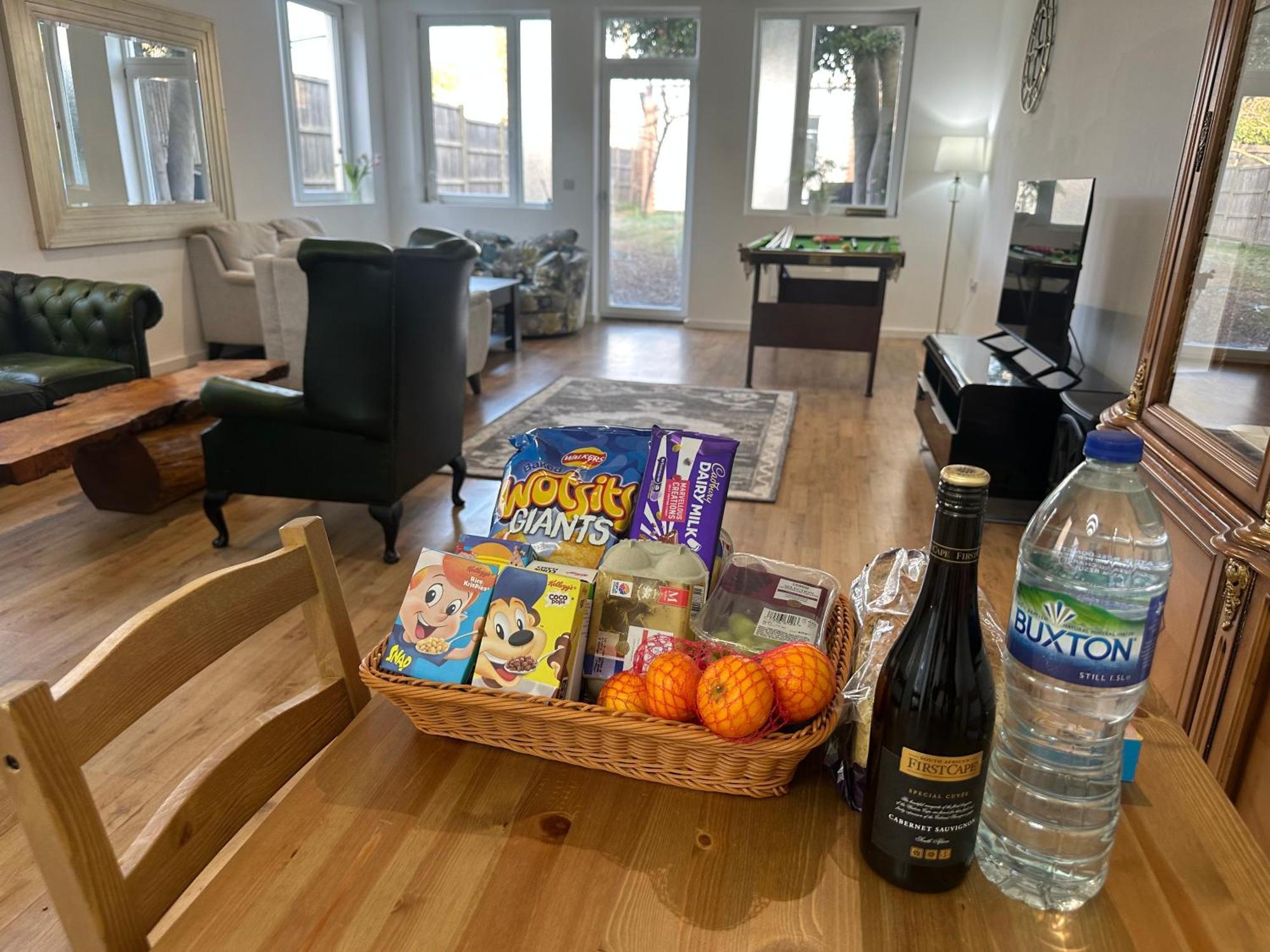 North A Spacious 7 Bedroom House Accommodating Up To 18 People Complete With Own Gym And Table Tennis Case de vacanță